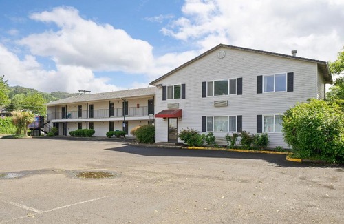 Garibaldi Hotel | Garibaldi Inn at the Bay