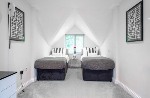 Redhill Apartment | Garland Penthouse - Large 2 bed 2 bath self contained flat