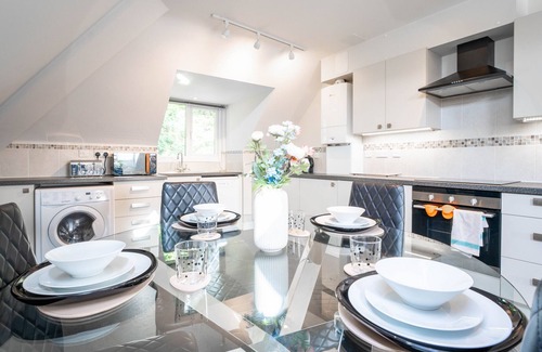 Redhill Apartment | Garland Penthouse|Spacious|Close to Redhill centre