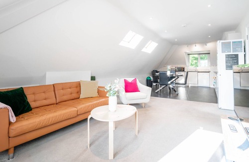Redhill Apartment | Garland Penthouse|Spacious|Close to Redhill centre