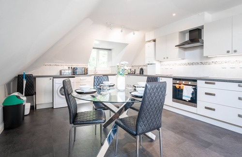 Redhill Apartment | Garland Penthouse|Spacious|Close to Redhill centre