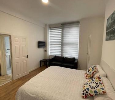 Broad Green Apartment | Garnet - Deluxe London Studio