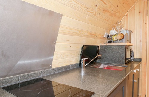 Kilmaluag Cottage | GARRAIDH GHORM POD, romantic, character holiday cottage in Conista