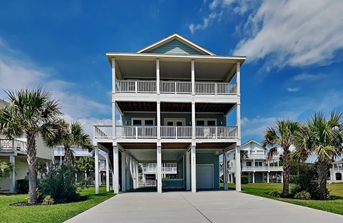 Pirates Beach West House | Garrett's Grotto | Spacious Home + 300 Yards to the Shore!