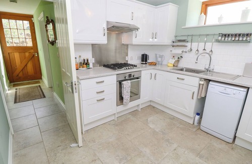 Newport Cottage | GARSTONS BARN, pet friendly, with a garden in Newport, Isle Of Wight