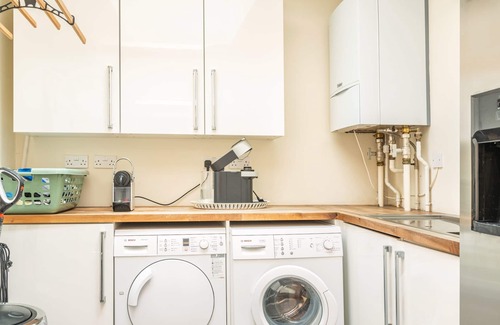 Wimborne Cabin | Garth Lodge with Swimming Pool, Gym and Tennis Court!