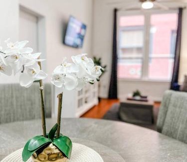 Gaslamp Quarter Hotel | Gaslamp 2bdrm - W Parking & 5 Beds #303