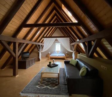 Adelshofen House | Gasthaus Holdermühle