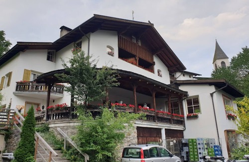 Santa Valburga Apartment | Gasthof Kirchsteiger 'Kirchsteiger Zimmer 4' with Lake View, Shared Terrace and Wi-Fi