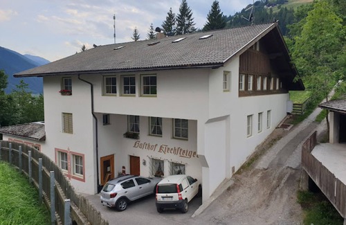 Santa Valburga Apartment | Gasthof Kirchsteiger 'Zimmer 8' with Lake View, Shared Terrace and Wi-Fi