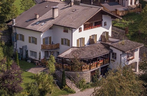 Santa Valburga Apartment | Gasthof Kirchsteiger 'Zimmer 9' with Lake View, Shared Terrace and Wi-Fi