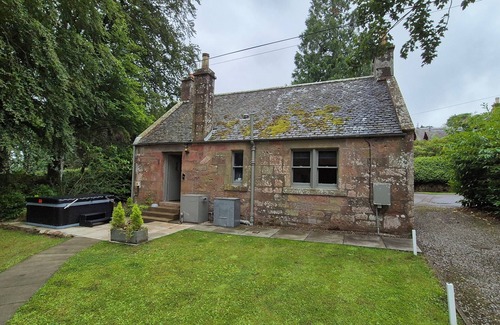Laurencekirk Cottage | Gate Lodge - historic rural cottage with hot tub, Aberdeenshire