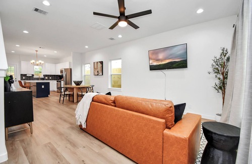 Northeast Houston House | Gated-10mins to Downtown-3 TVs-Fire Pit