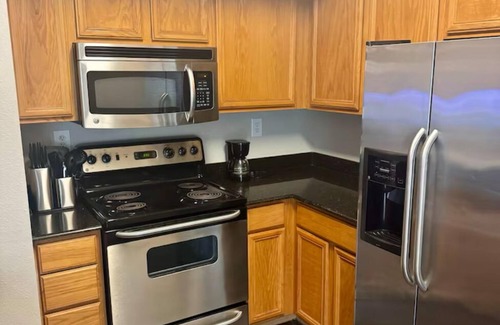 Uptown Apartment | Gated 2bed in Cozy stylish Unit just a 2 min walk from the Galleria Mall