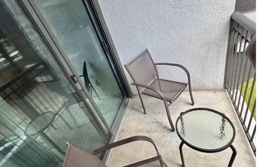 Uptown Apartment | Gated 2bed in Cozy stylish Unit just a 2 min walk from the Galleria Mall