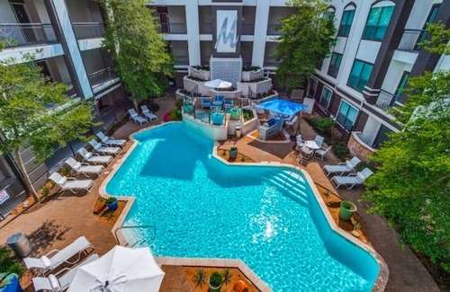 Uptown Apartment | Gated 2bed in Cozy stylish Unit just a 2 min walk from the Galleria Mall