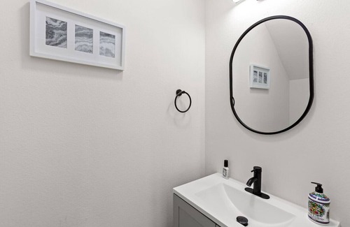 South Central Houston House | Gated 3BR, Sleeps 7 Med Center NRG Downtown