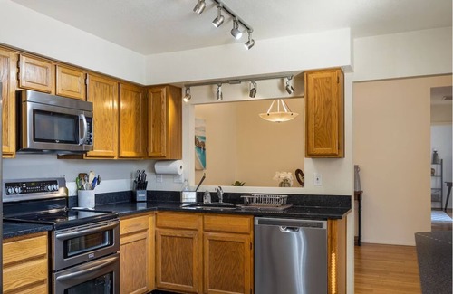 Tucson House | Gated comfort I-10/Grant. Private garage, resort pool & spa, ultra-fast Wi-Fi