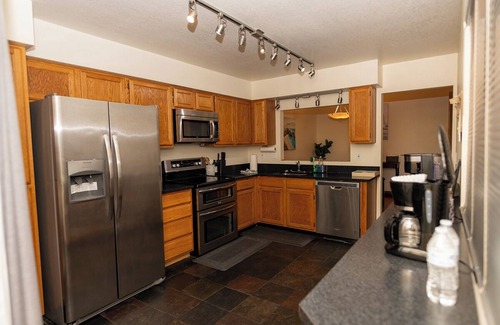 Tucson House | Gated comfort I-10/Grant. Private garage, resort pool & spa, ultra-fast Wi-Fi