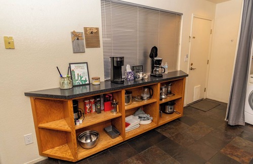 Tucson House | Gated comfort I-10/Grant. Private garage, resort pool & spa, ultra-fast Wi-Fi