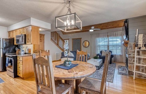Reeds Spring Cabin | Gated Community | Lakeview | Pools + Golf | SDC