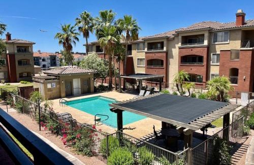 Camelback East House | Gated Condo Heated Pool Putt Green Near Papago