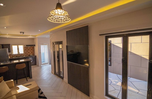 Claxton Bay House | Gated cozy retreat 5mins from highway, full kitchen and secure parking