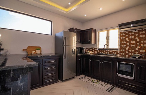 Claxton Bay House | Gated cozy retreat 5mins from highway, full kitchen and secure parking
