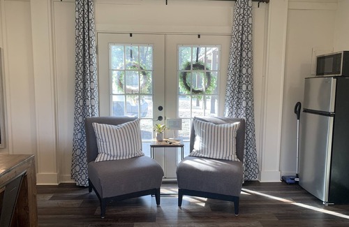 Greenbrier House | Gated - Farmhouse Bungalow By Lavender Gardens