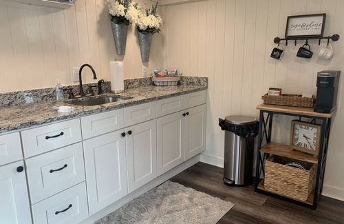 Greenbrier House | Gated - Farmhouse Bungalow By Lavender Gardens