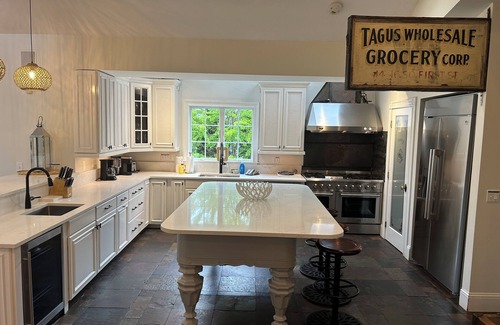 Middletown House | Gated Home Near Beaches/Newport w/Massive open Living/Gourmet Kitchen, 12 beds