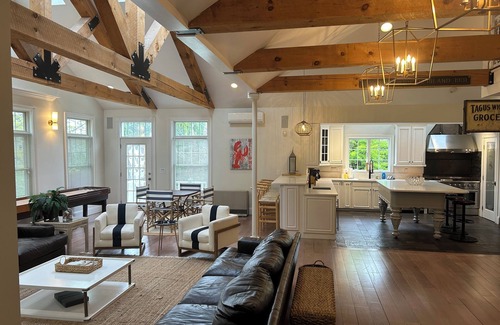 Middletown House | Gated Home Near Beaches/Newport w/Massive open Living/Gourmet Kitchen, 12 beds