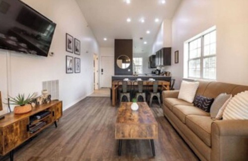 Branson Condo | Gated, Luxe Mid-Century Modern Condo| Walk to golf & pools!