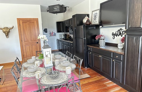Somers Cottage | Gated Luxury Lodge 2 Bedroom 2 Bath 4 Beds Fireplace Sleep6 Lake View EV Charger
