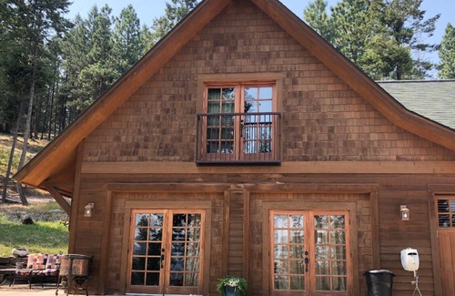 Somers Cottage | Gated Luxury Lodge 2 Bedroom 2 Bath 4 Beds Fireplace Sleep6 Lake View EV Charger