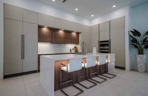 Palmetto Bay House | Gated Modern Miami Mansion w/Pool Gym Bar & Office