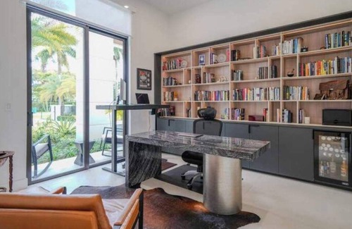 Palmetto Bay House | Gated Modern Miami Mansion w/Pool Gym Bar & Office