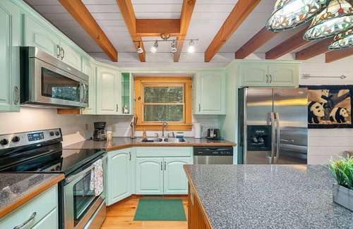 Vein Mountain Cabin | Gated neighborhood - Hot Tub & Fire Pit