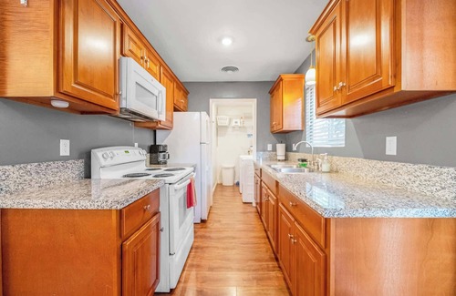 Visalia Apartment | Gated, Quiet Walk to Med Cntr, Downtown, Value for Long Stays