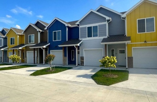 Council Bluffs Apartment | Gated Townhome Pet-Friendly Gym Office