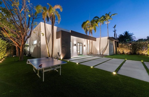 Olympia Heights House | Gated Villa | Pool/Spa, Bball & Ping Pong