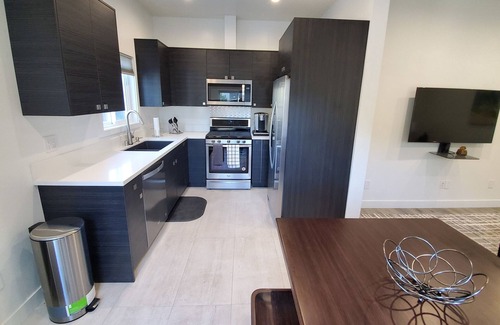 Reseda Apartment | Gated1BD/1BTH Unit/Queen Bed/Queen Sofa Bed/Parking/EV Charger