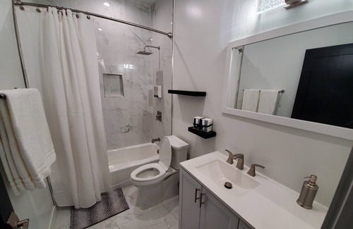 Reseda Apartment | Gated1BD/1BTH Unit/Queen Bed/Queen Sofa Bed/Parking/EV Charger