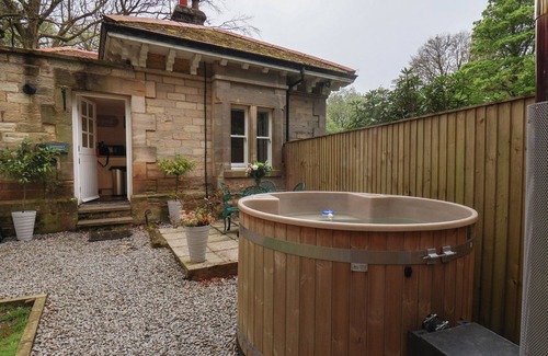 Easington Cottage | GATEKEEPERS, pet friendly, with hot tub in Easington