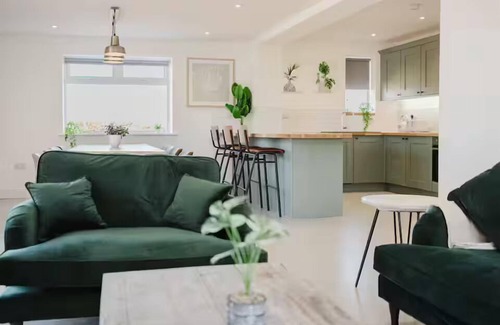 Cropthorne House | Gatekeepers Cottage - 4 Bed Rural Escape