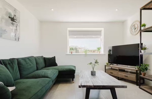 Cropthorne House | Gatekeepers Cottage - 4 Bed Rural Escape