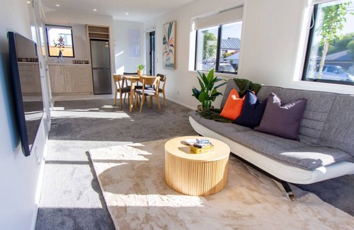 Riccarton House | Gateway to Hagley Park - 2 Bed w/Carpark