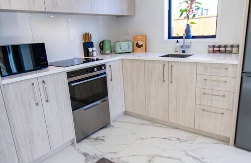 Riccarton House | Gateway to Hagley Park - 2 Bed w/Carpark