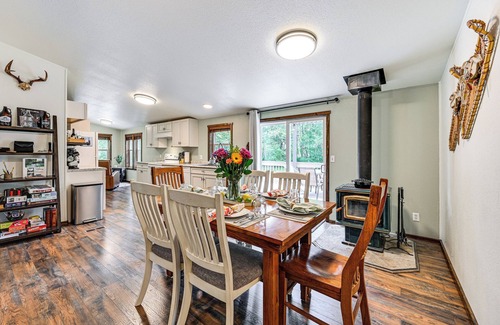 Packwood House | Gateway to Mt Rainier: Riverfront Haven w/Hot Tub