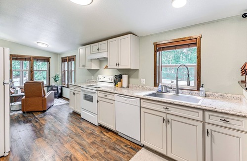 Packwood House | Gateway to Mt Rainier: Riverfront Haven w/Hot Tub